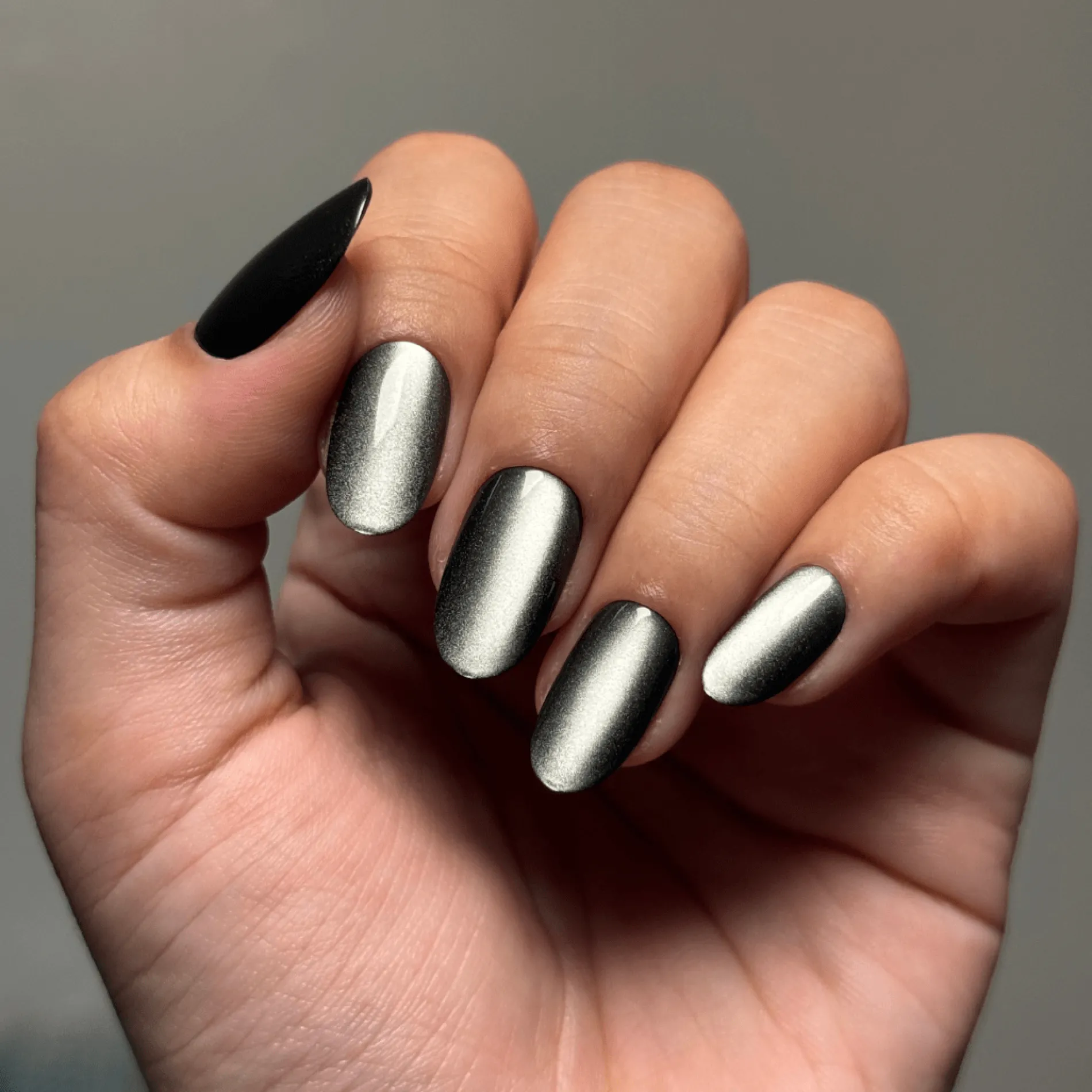 Magnetic Metal Press On Nails - Short Round